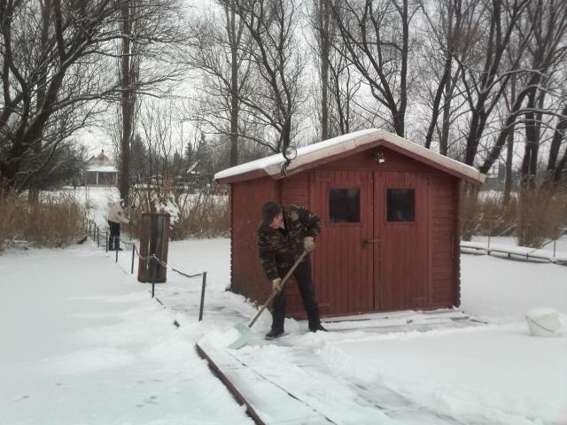 Takács László megkezdte a stég javitását 2010.12. 30 -án.